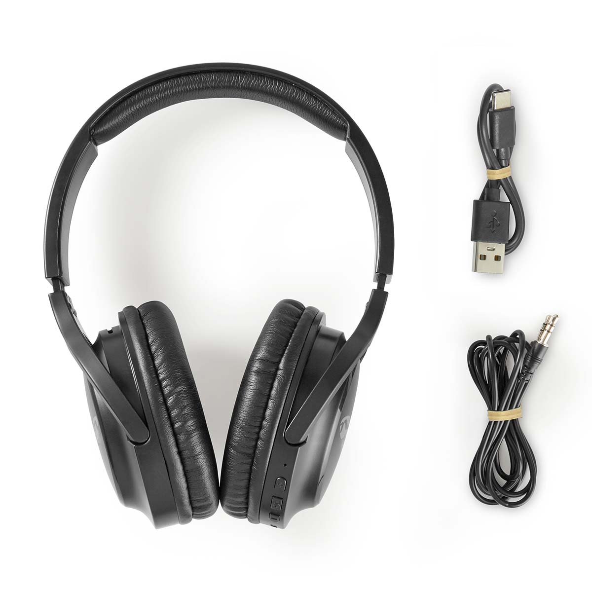 Cuffie nere, cavo USB e un cavo audio da 3,5 mm, su una superficie bianca.