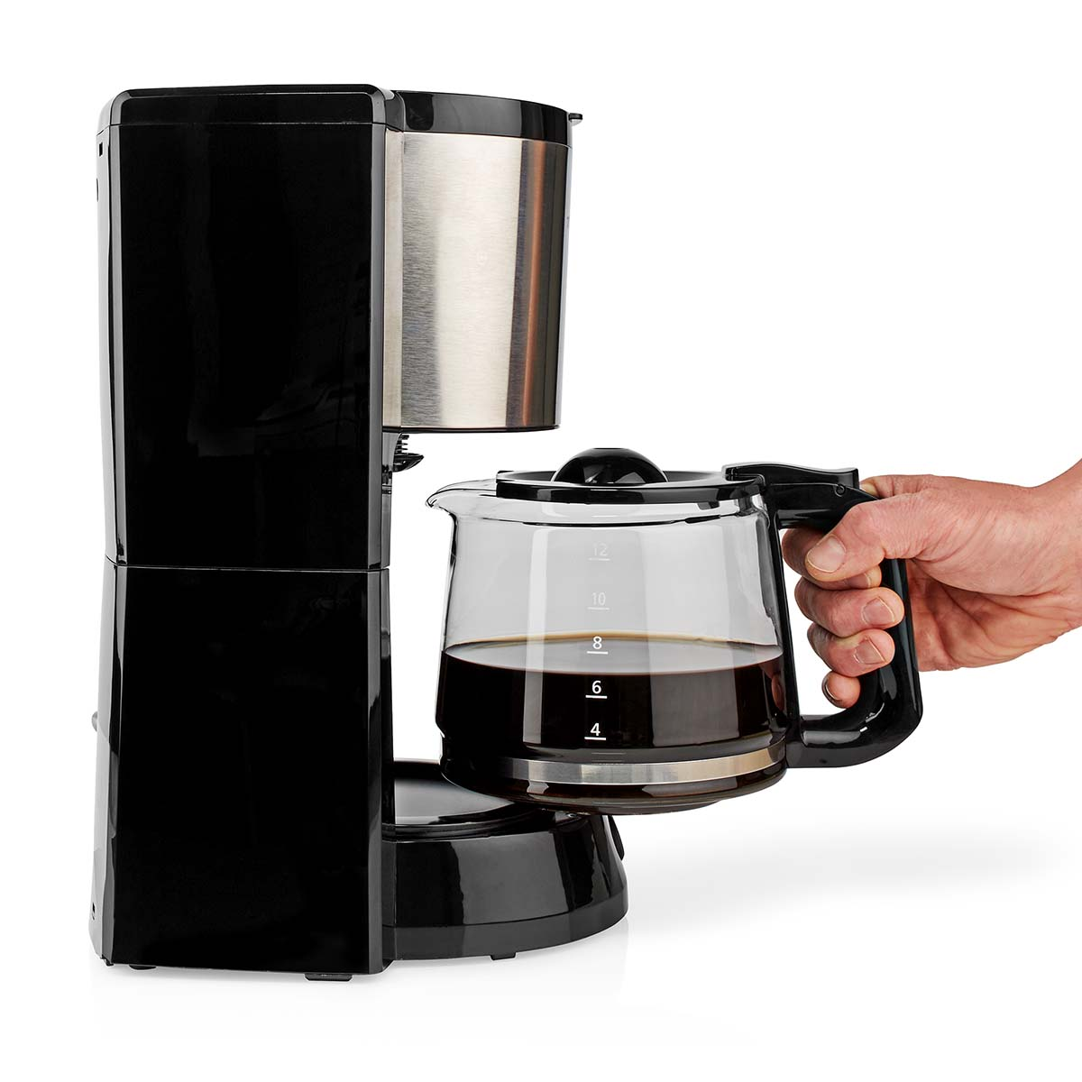 Macchina per il caffè nera con una caraffa di vetro piena di caffè. La mano tiene la caraffa.
