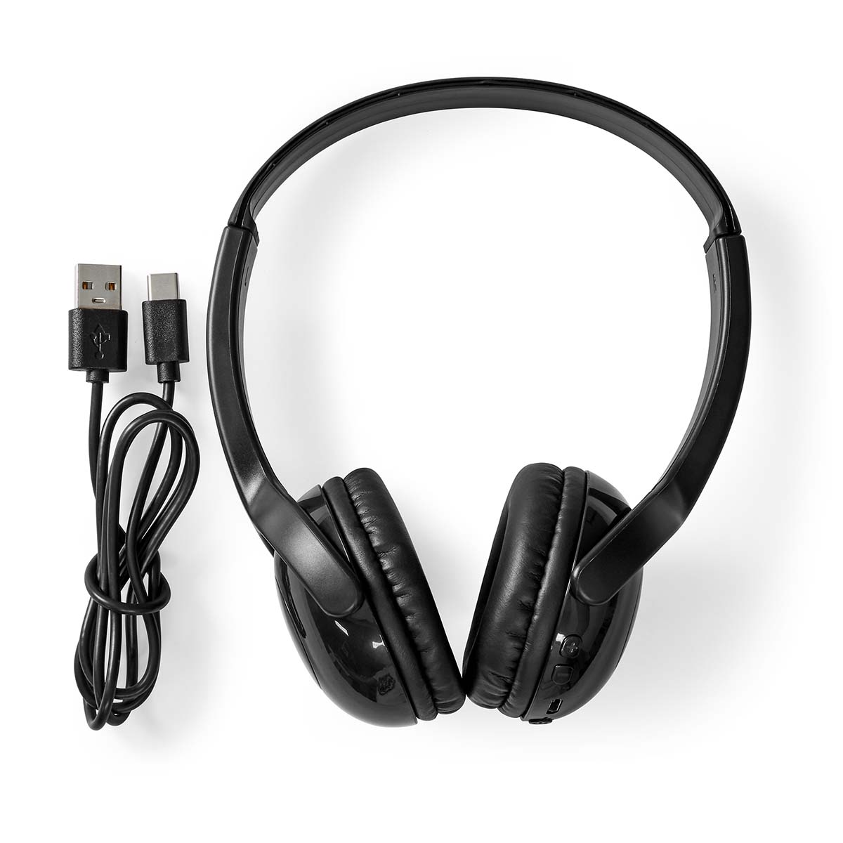 Schwarze Kopfhörer und ein USB-C-Kabel, beides auf weißem Untergrund.