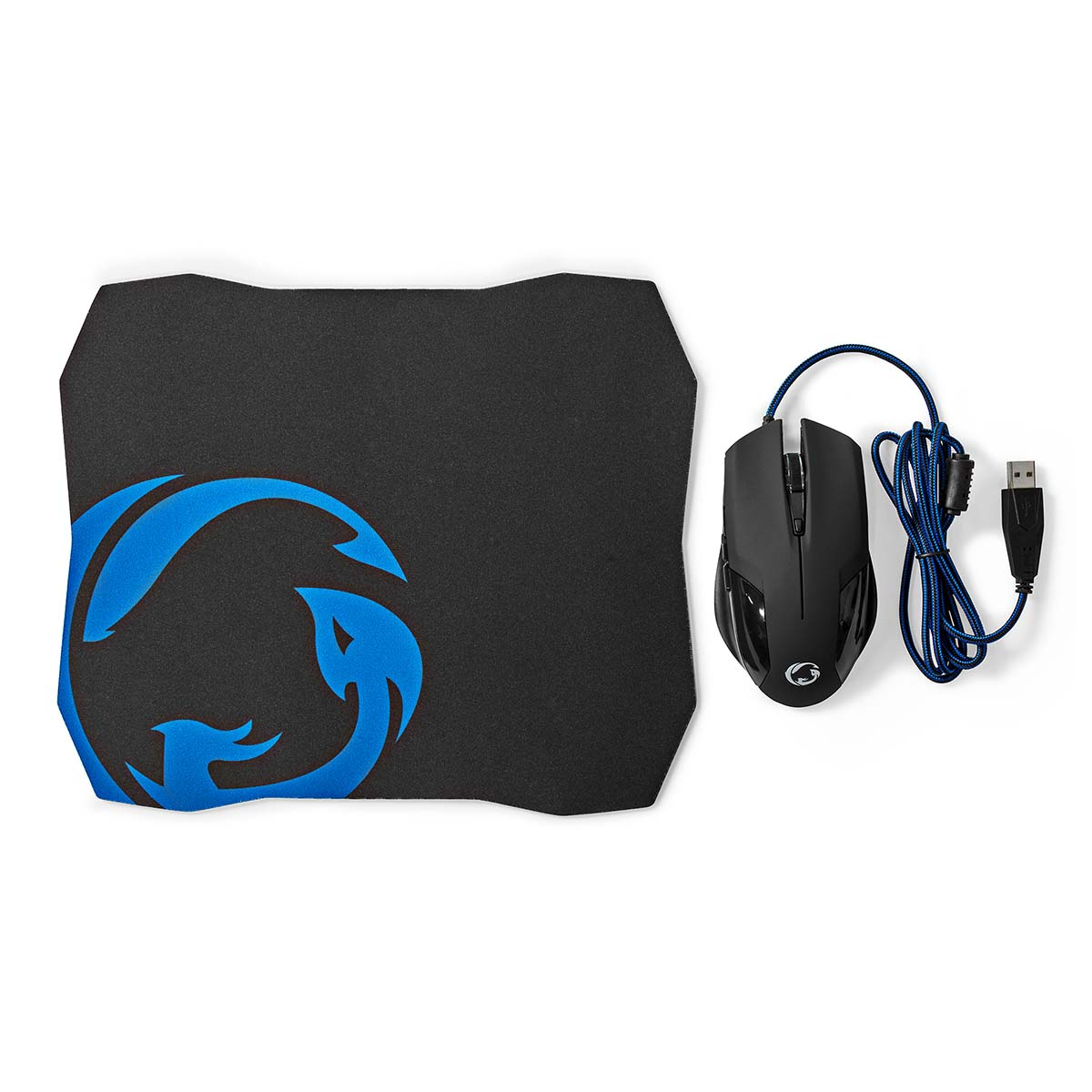 Mouse e tappetino da gioco neri con un design blu, collegati da un cavo blu.