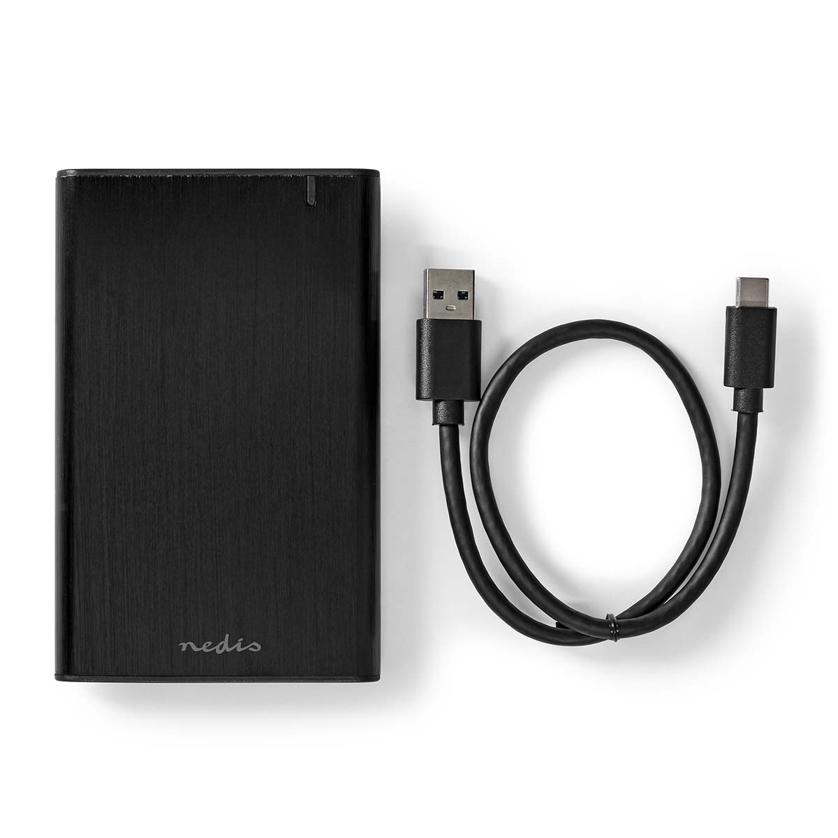 Schwarze Powerbank und zwei schwarze Kabel. Weißer Hintergrund. USB- und USB-C-Kabel.