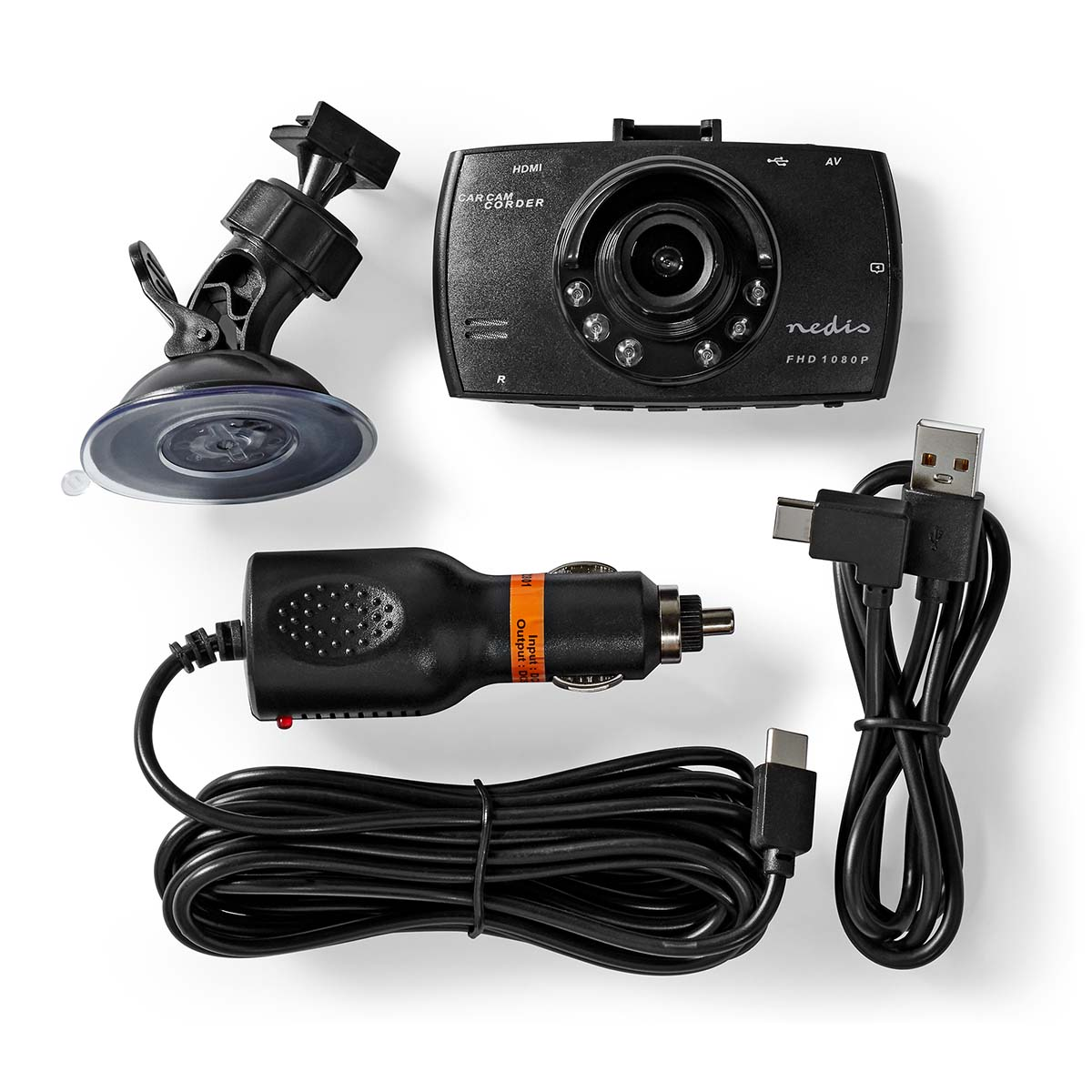 Kit dashcam con telecamera, supporto, caricabatteria da auto e cavo USB. Disposto su sfondo bianco.