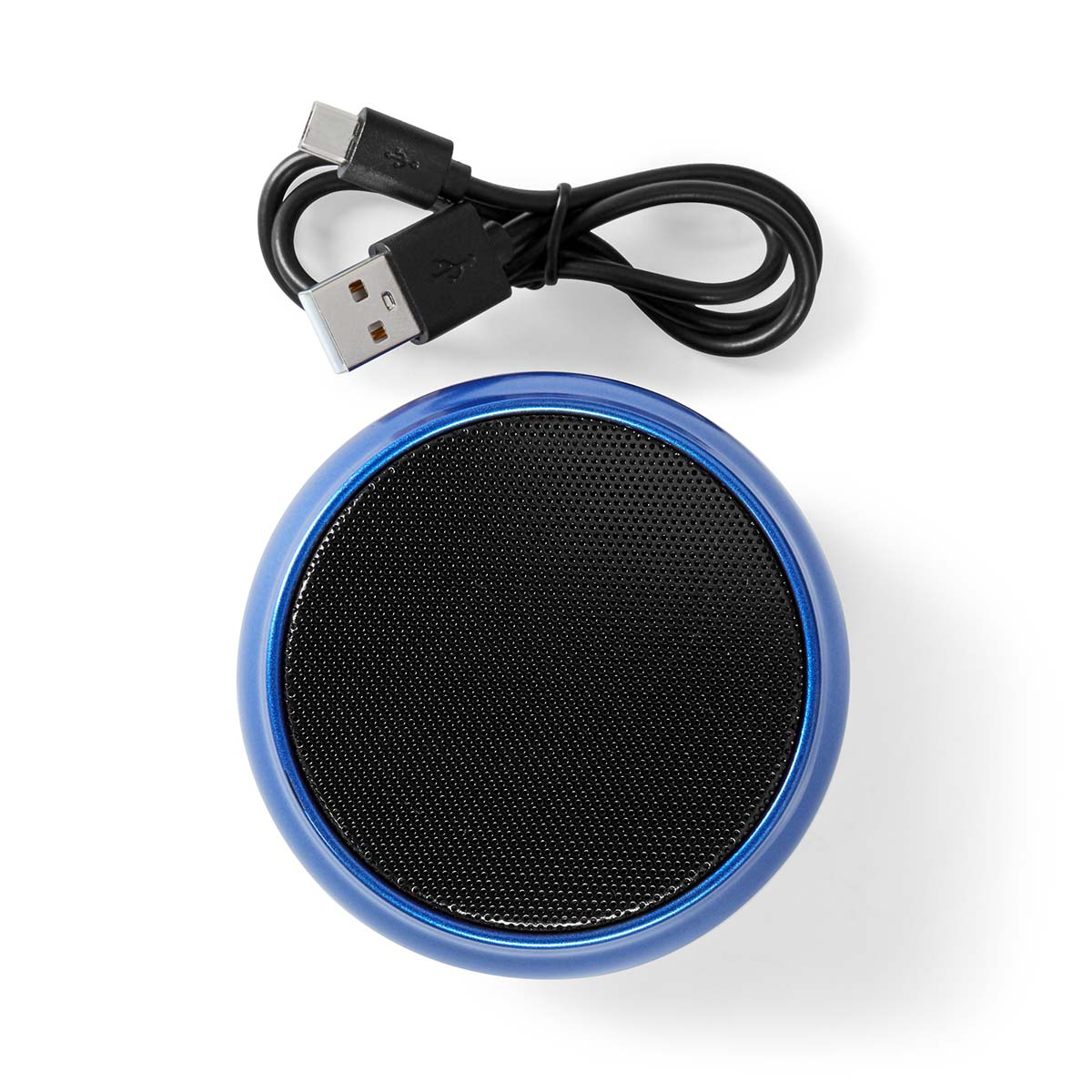 Blauer Lautsprecher mit USB-Kabel auf weißem Hintergrund.