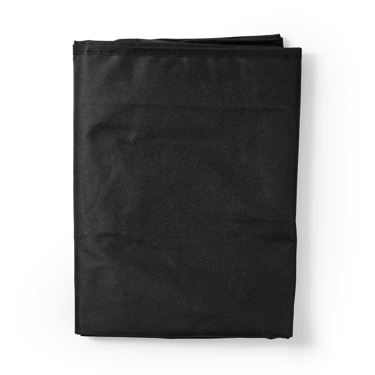 Zwarte gevouwen stof, waarschijnlijk een doek, met een gestructureerd oppervlak, op een wit oppervlak.