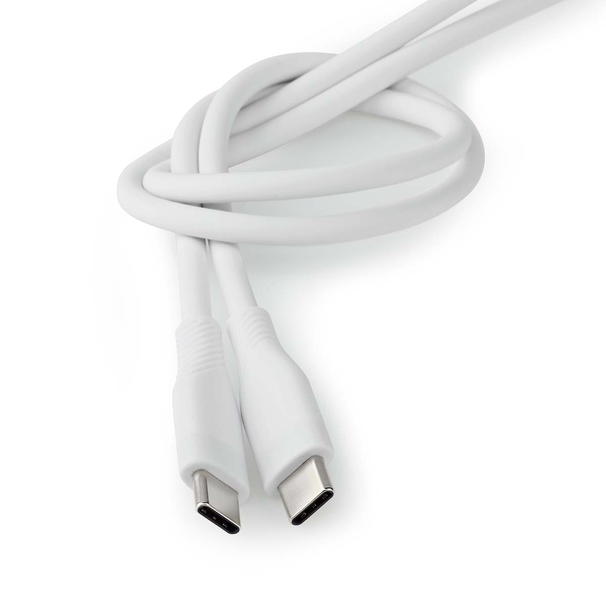Weiße USB-C-Kabel, am Ende verbunden, in einer Schleife gewellt, isoliert auf weißem Hintergrund.