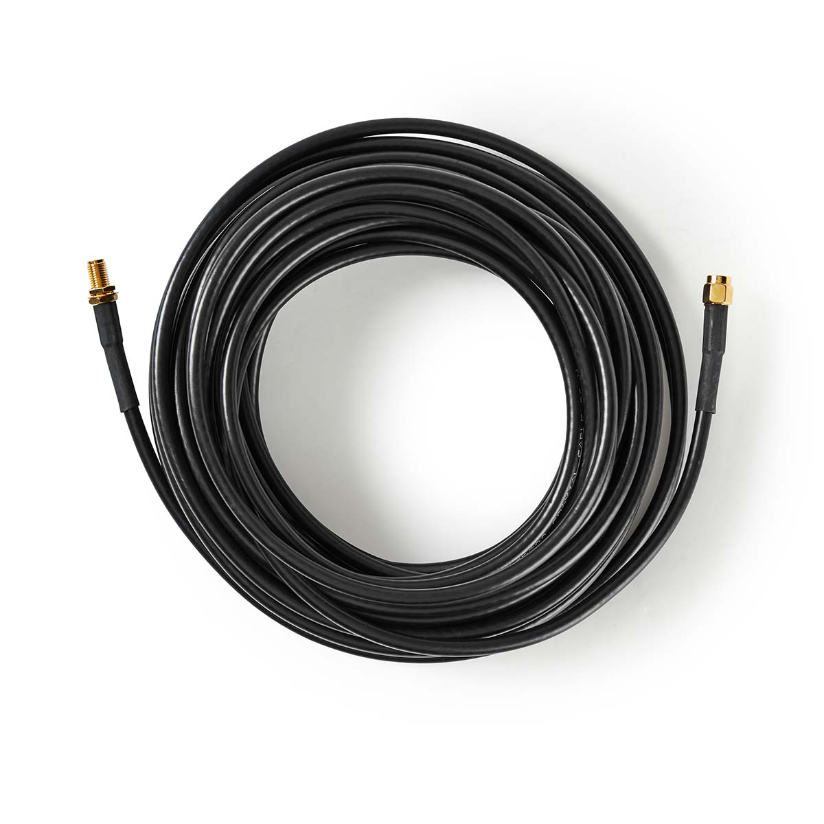 Cable negro enrollado con conectores dorados en ambos extremos. Fondo blanco. Vista superior.