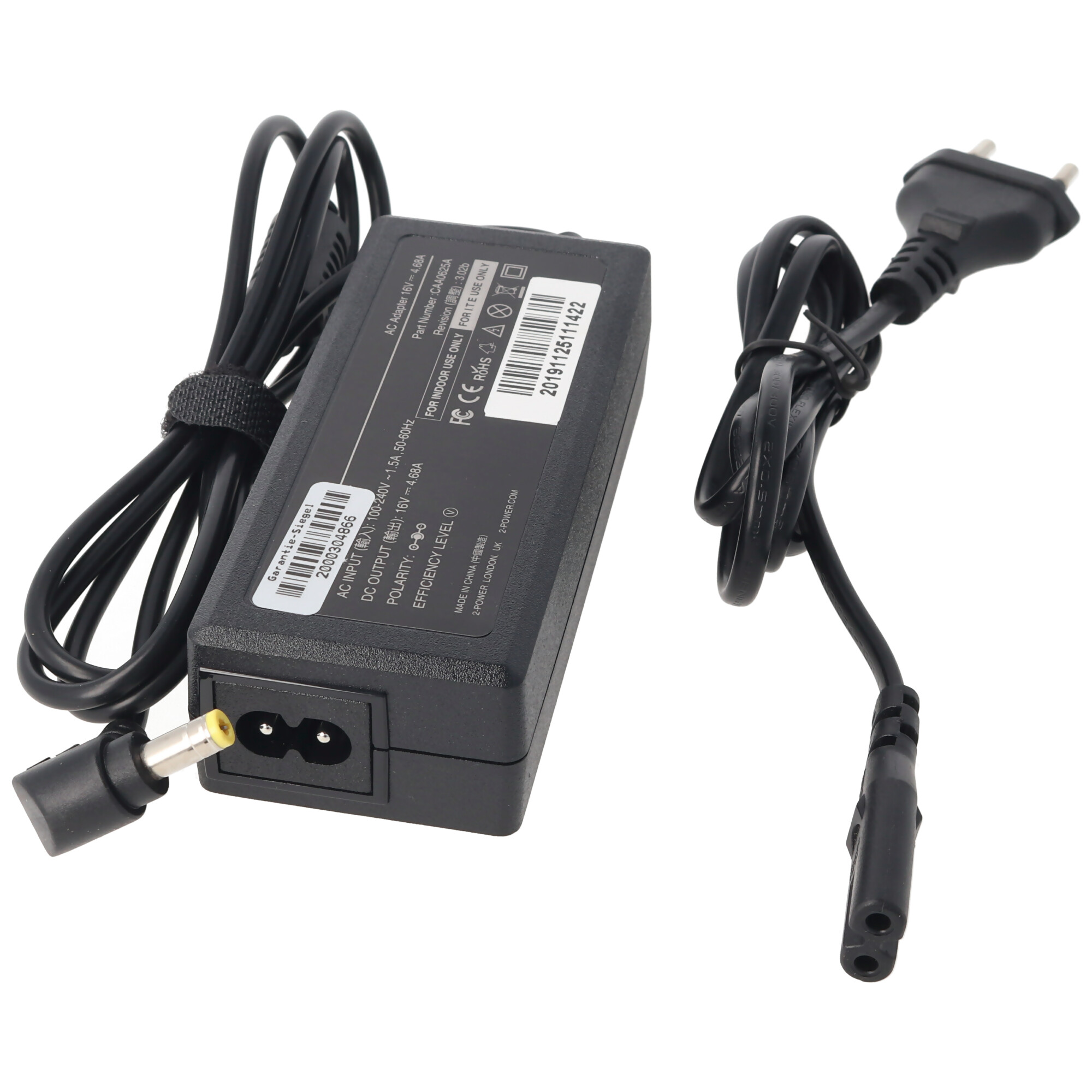 Schwarzes Laptop-Netzteil mit Netzkabel und Zweipolstecker auf weißem Hintergrund.
