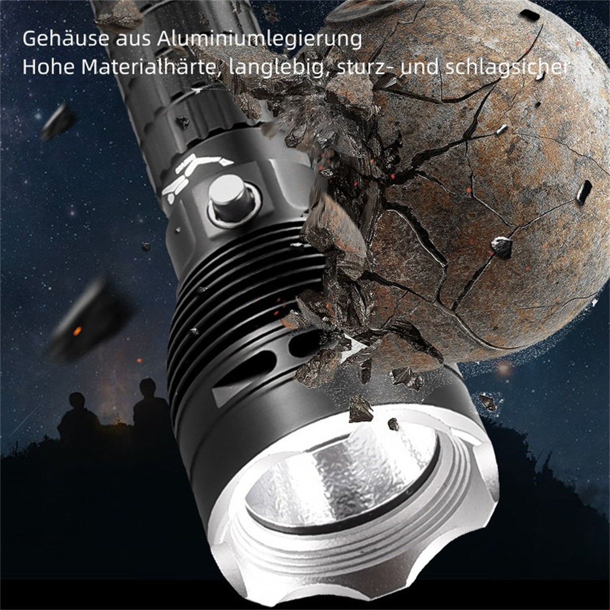 Eine schwarze Taschenlampe mit Licht, und ein zerbrochenes Objekt dahinter.