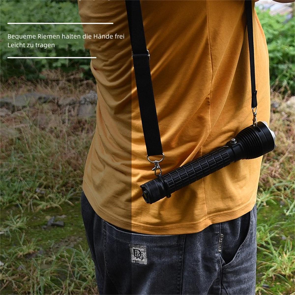 Person trägt gelbes Hemd, schwarze Hose, hält eine Taschenlampe mit Riemen. Text: Leicht zu tragen.
