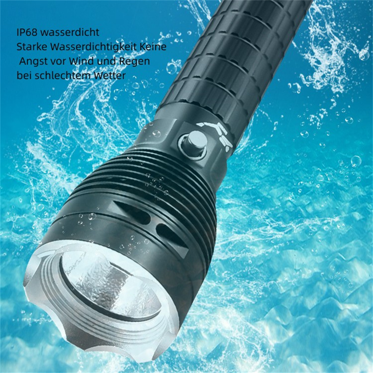 Schwarze Taschenlampe im Wasser mit Text. Die Taschenlampe hat einen Knopf. Wasser mit Blasen.