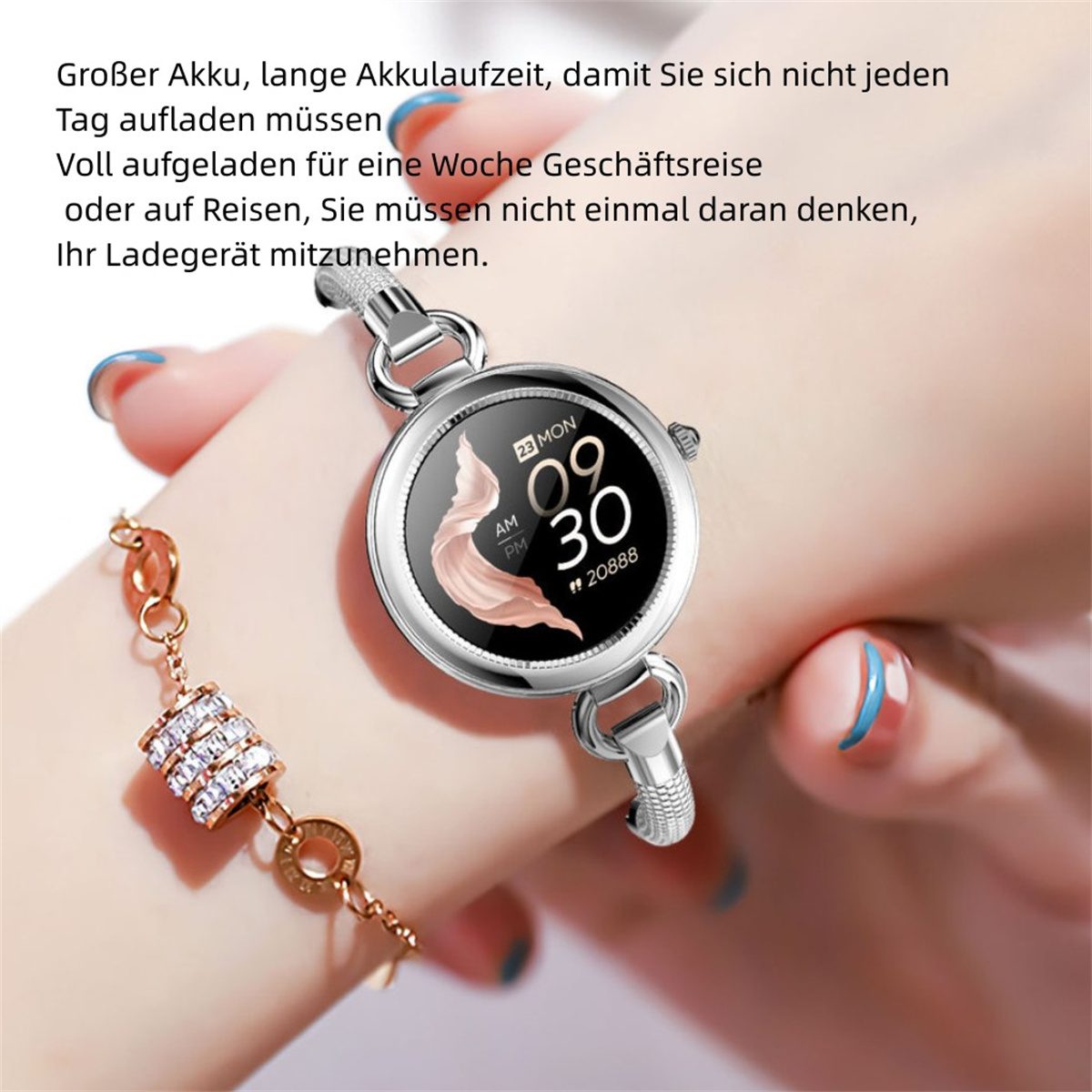 Handgelenk mit silberner Uhr und Armband. Die Uhr zeigt die Uhrzeit an.