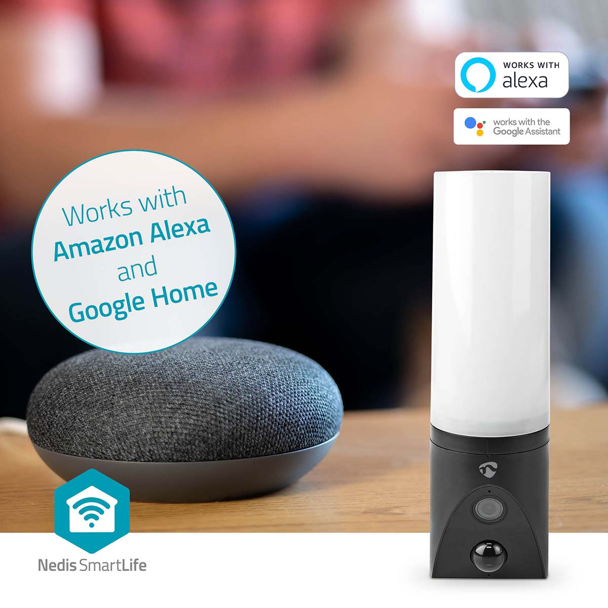 Urządzenie smart home z głośnikiem, lampą i logo marek.