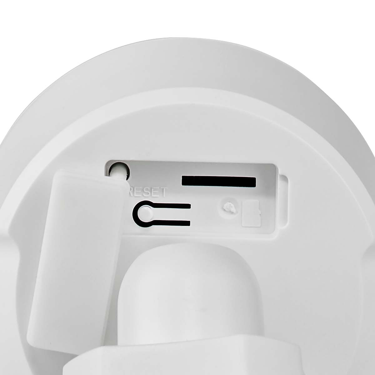 Zbliżenie białego urządzenia z przyciskiem reset i gniazdem, prawdopodobnie na kartę SD.