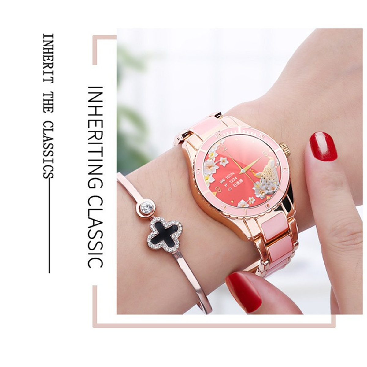 Eine Frau mit einer rosa Smartwatch und einem Armband mit einem vierblättrigen Kleeblatt-Anhänger.