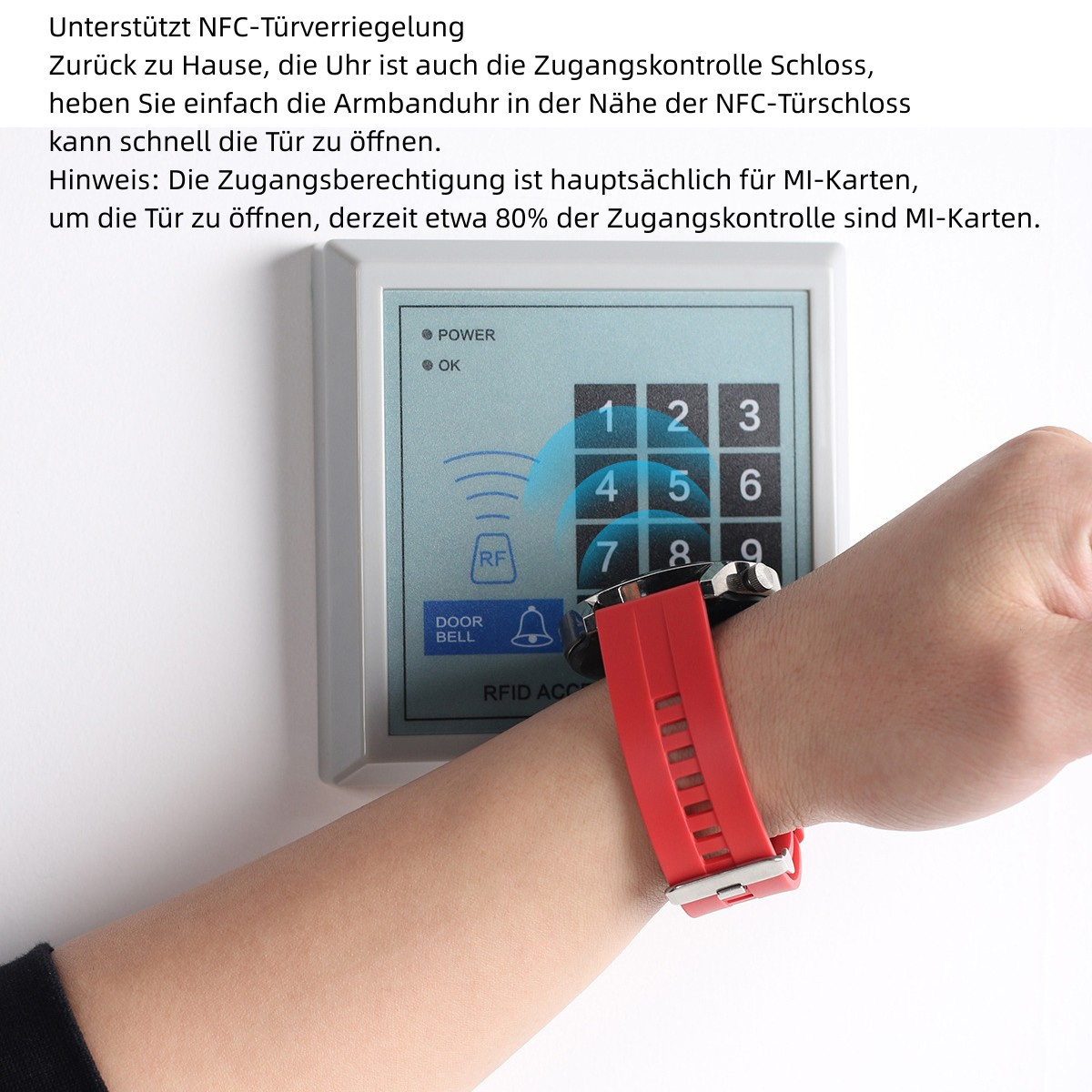 Eine Person trägt eine rote Uhr mit einem NFC-Zutrittssystem, mit Zahlen und einer Türklingel.
