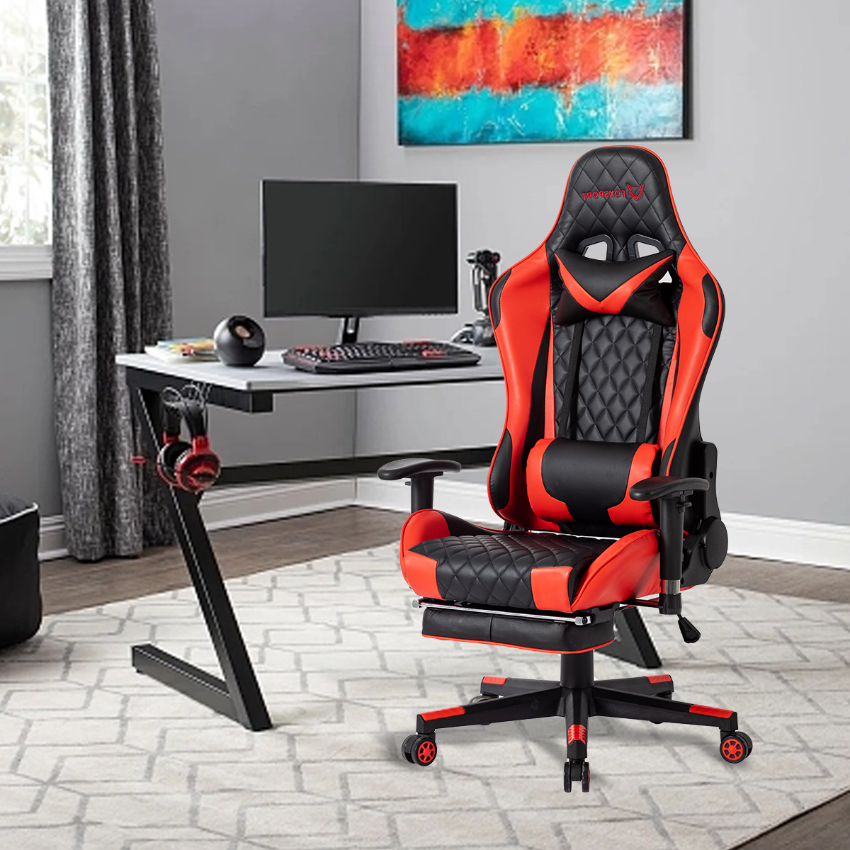 Una silla de gaming con esquema de color rojo y negro. Escritorio y monitor al fondo.