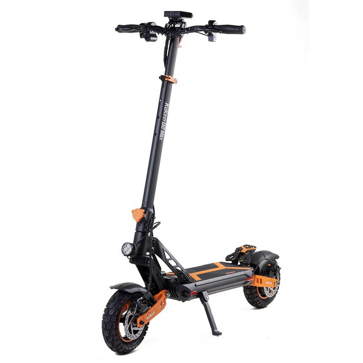 Scooter elettrico nero e arancione, sfondo bianco.