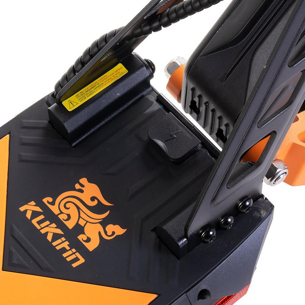 Base per scooter nera con dettagli arancioni. Il logo 'Kukirin' è visibile. Nero e arancione.