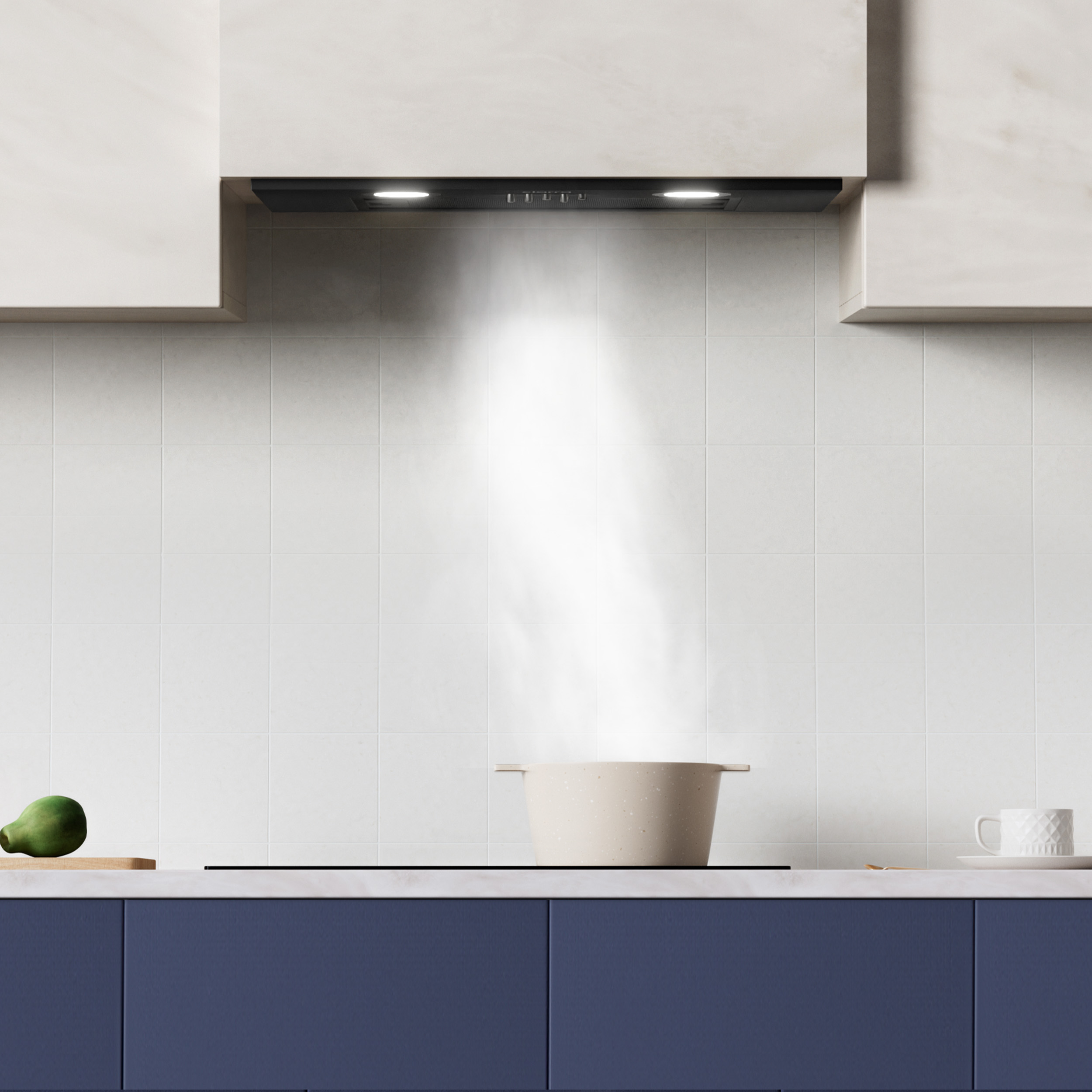 Een witte keuken met afzuigkap en blauwe kasten. Stoom stijgt op uit een pan.