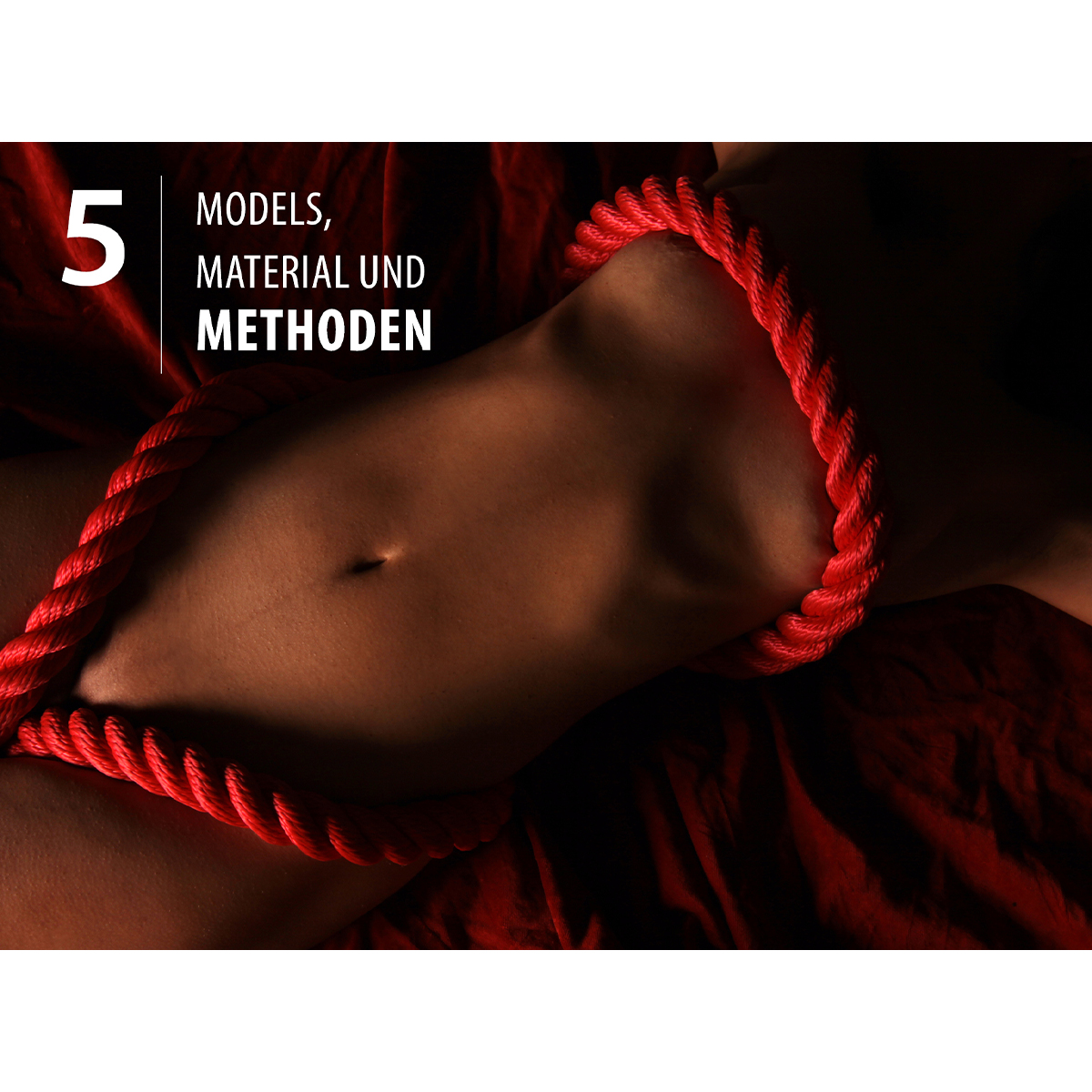 Der Torso einer Person, umwickelt von rotem Seil, liegt auf rotem Stoff, mit deutschem Text.