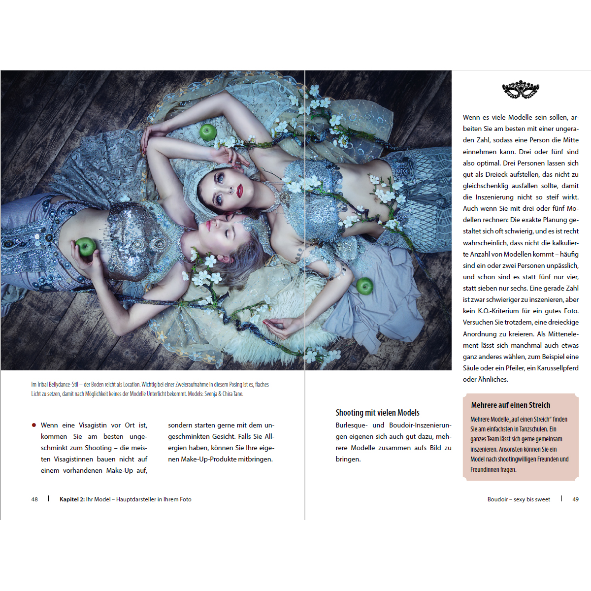 Zwei Frauen liegen und posieren. Sie tragen elegante Kleidung mit Blumen. Eine Magazinseite.