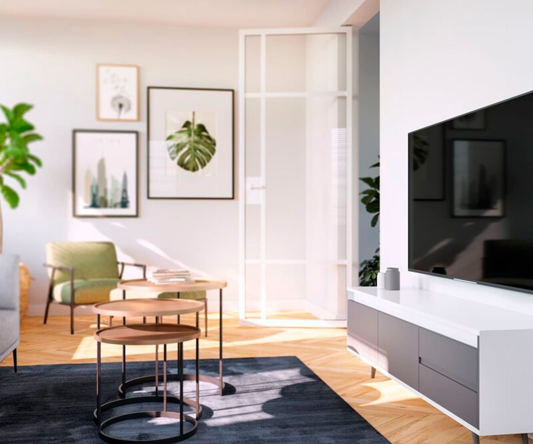 Ein Wohnzimmer mit TV, Kunstwerken und Couchtisch. Der Raum ist gut beleuchtet mit Holzböden.