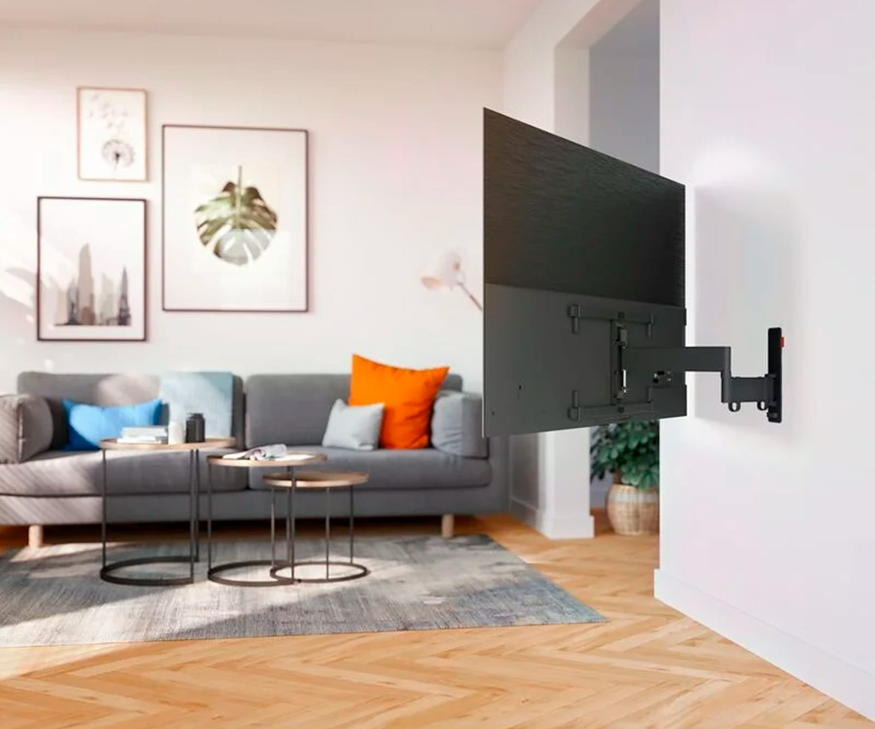 Telewizor zamontowany na białej ścianie. Telewizor jest czarny, a uchwyt ścienny jest widoczny.