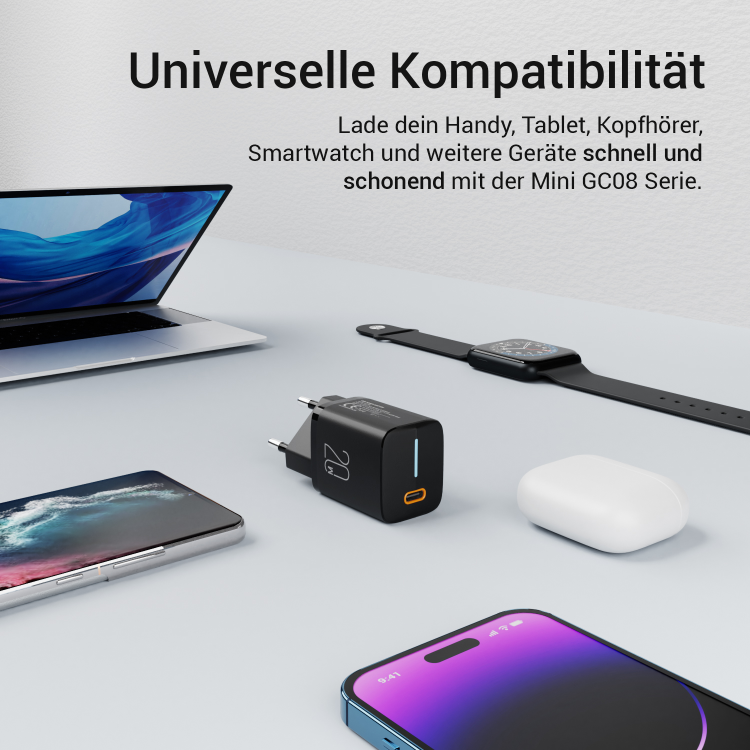 Ein schwarzer Netzadapter mit Telefon, Uhr und Ohrhörern auf einem Schreibtisch. Blaue und orange Akzente.