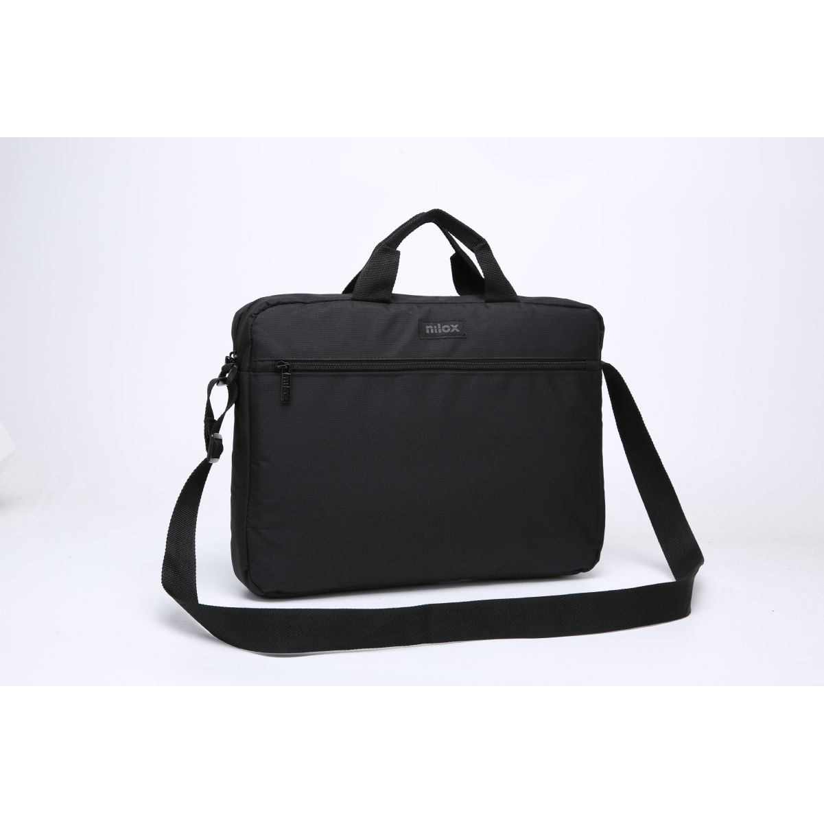 Una bolsa negra Nilox, con una correa para el hombro y un asa sobre un fondo blanco.