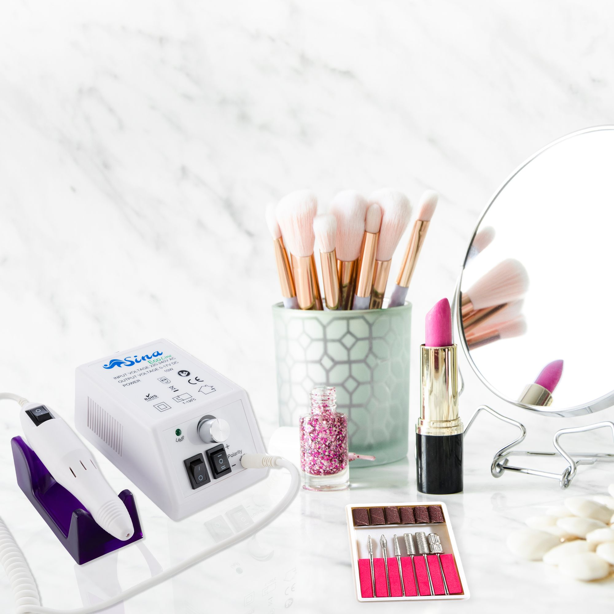 Kosmetika und Werkzeuge auf weißer Oberfläche: Pinsel, Lippenstift, Nagellack, Spiegel und Nagelfräser.