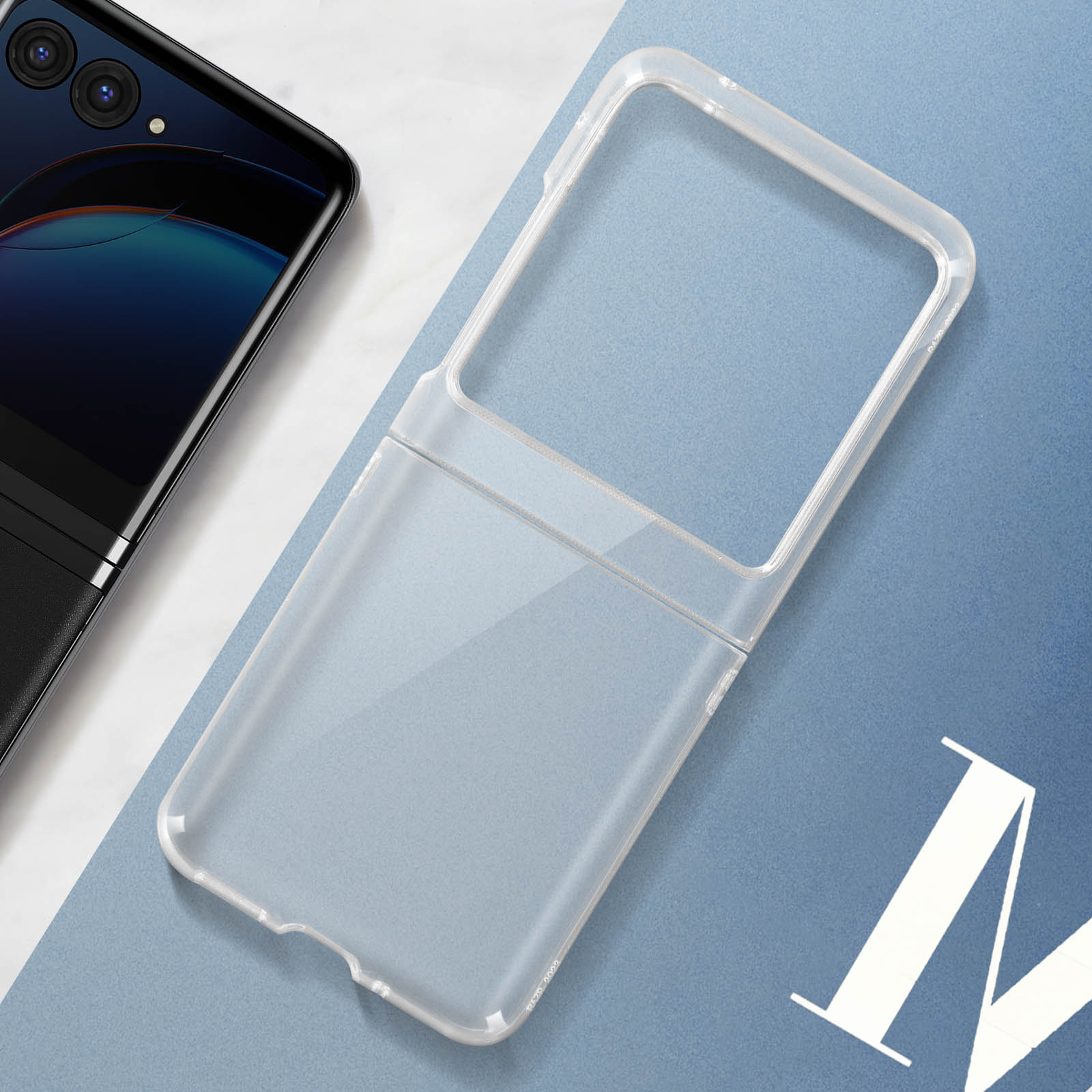 Custodia trasparente per telefono in plastica. La custodia è aperta. Il telefono è parzialmente visibile. Sfondo blu e bianco.