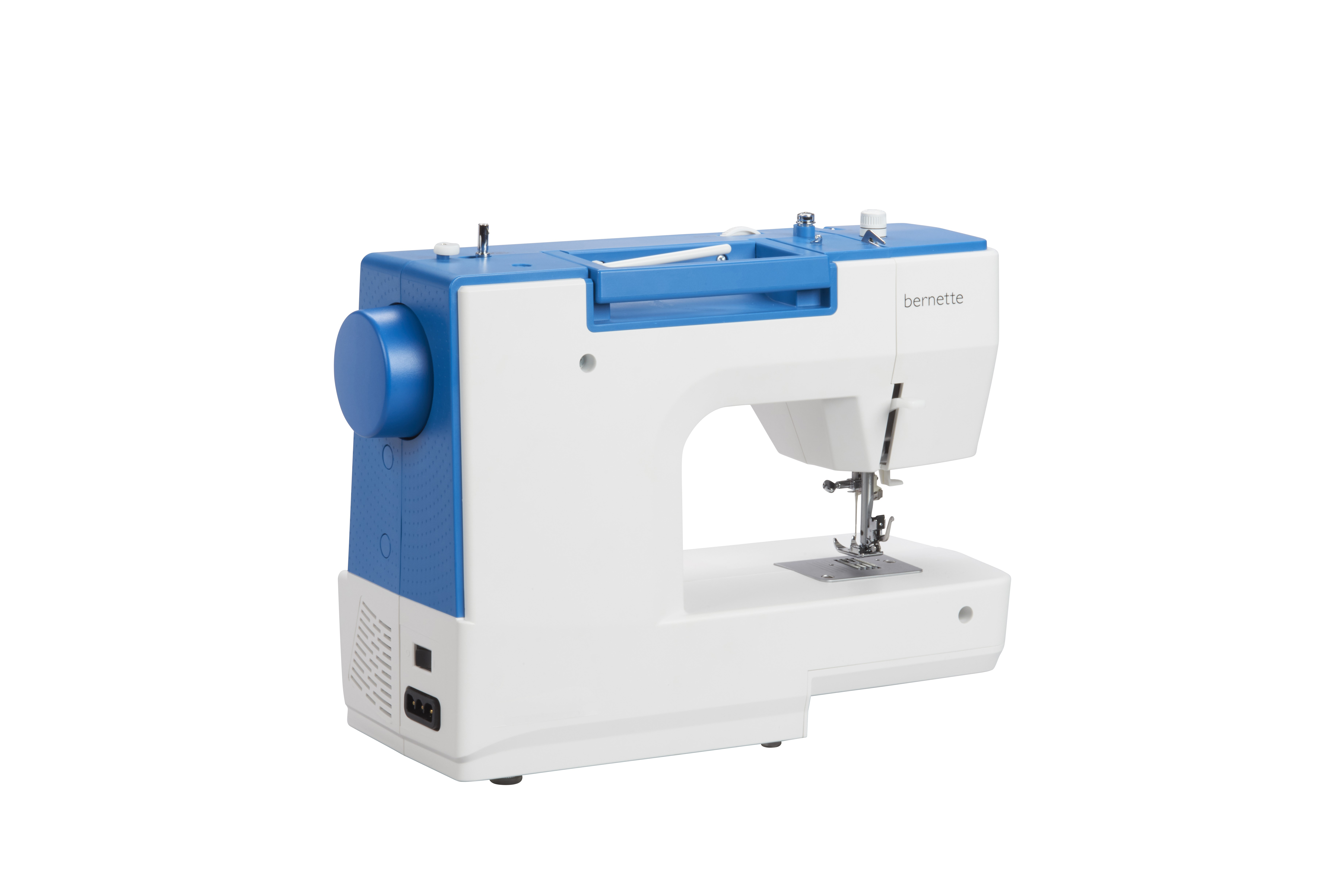 Eine weiß-blaue Nähmaschine mit dem Markennamen 'bernette' an der Seite.