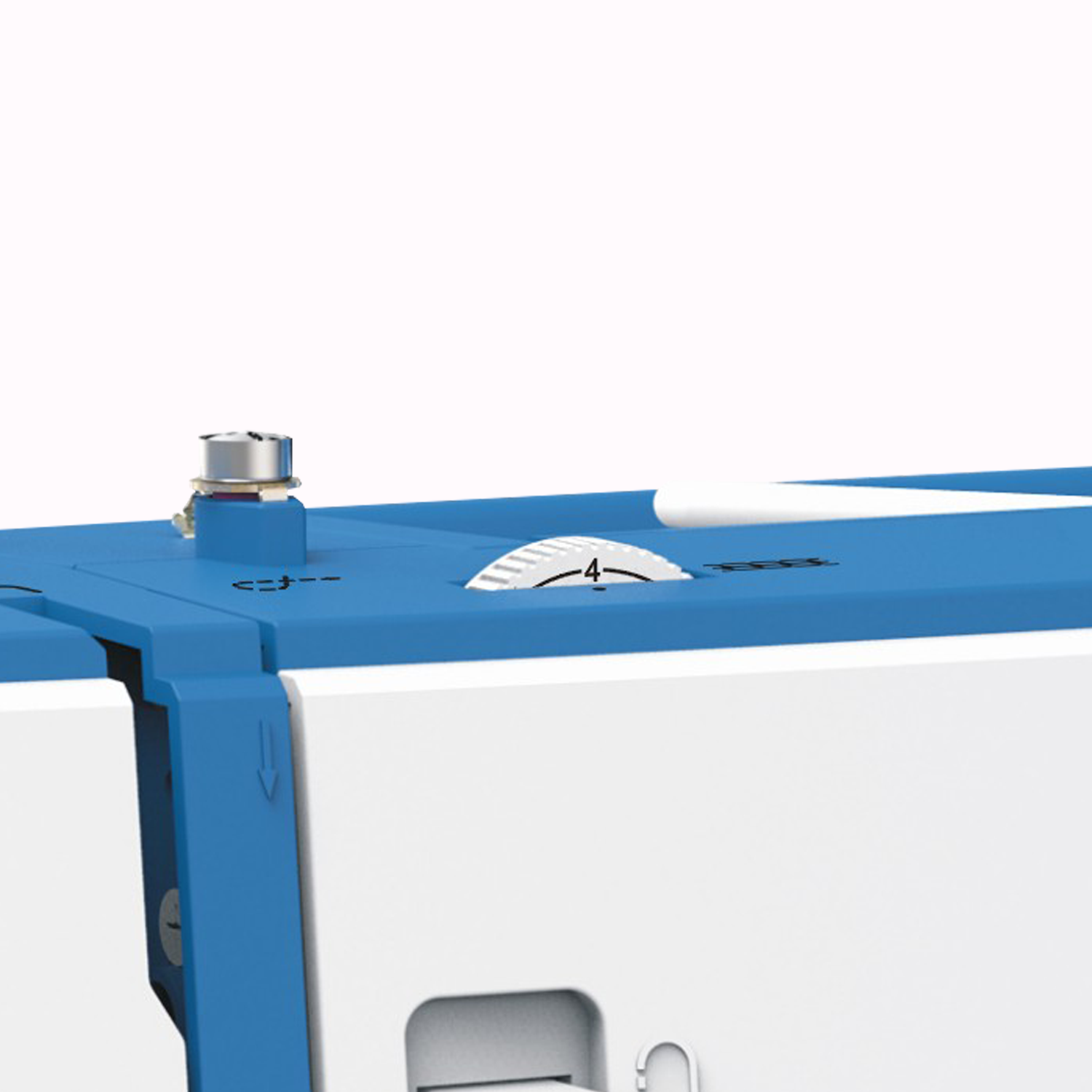 Nahaufnahme des Einstellrads einer Nähmaschine mit Zahlen und einer blauen Maschine.
