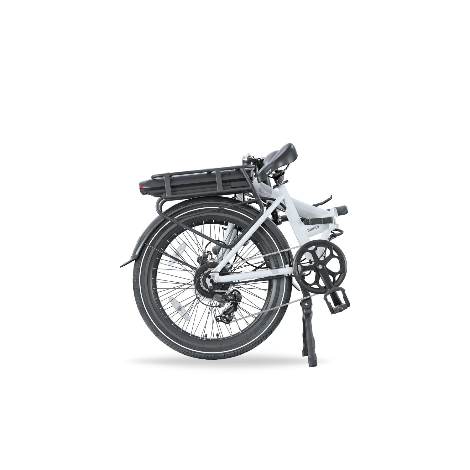 Ein zusammengeklapptes weißes Elektrofahrrad, von der Seite betrachtet, vor weißem Hintergrund. Der Akku ist befestigt.