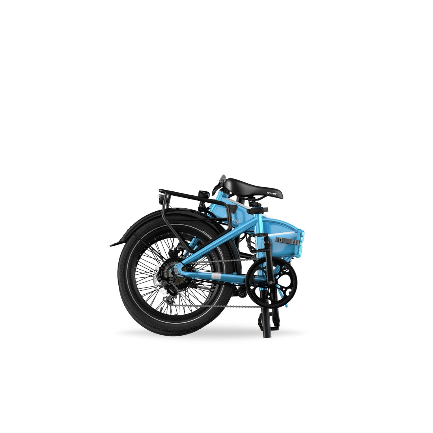 Gefaltetes hellblaues Elektrofahrrad auf weißem Hintergrund.