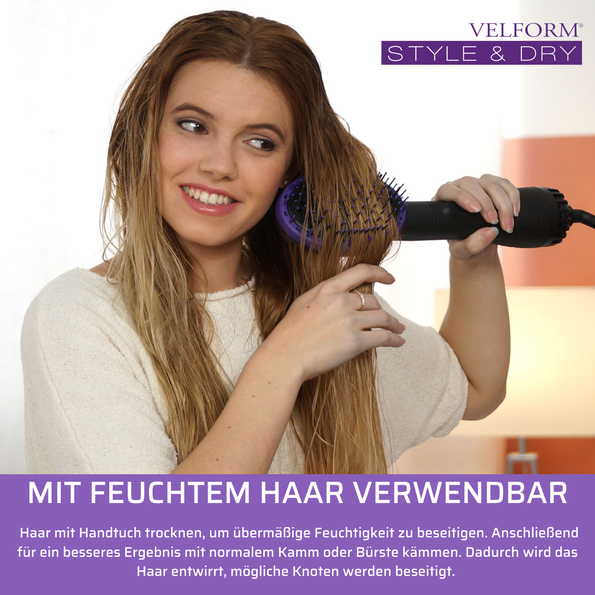 Frau benutzt eine lila und schwarze Haartrockenbürste auf nassem blondem Haar. Lächelt.
