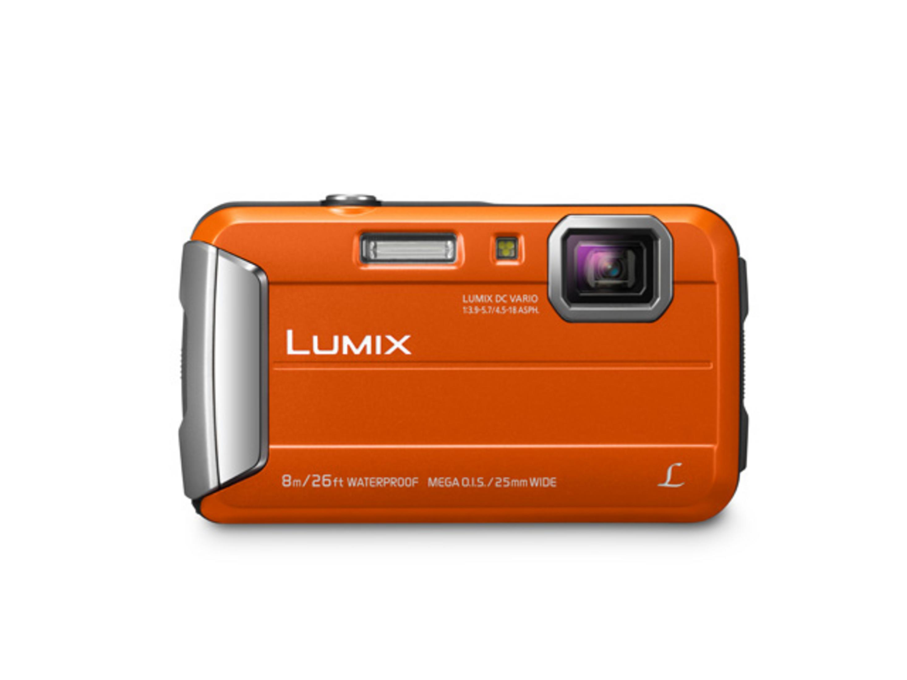 Orangefarbene wasserdichte Lumix-Kamera auf weißem Hintergrund, mit Objektiv und Knöpfen.