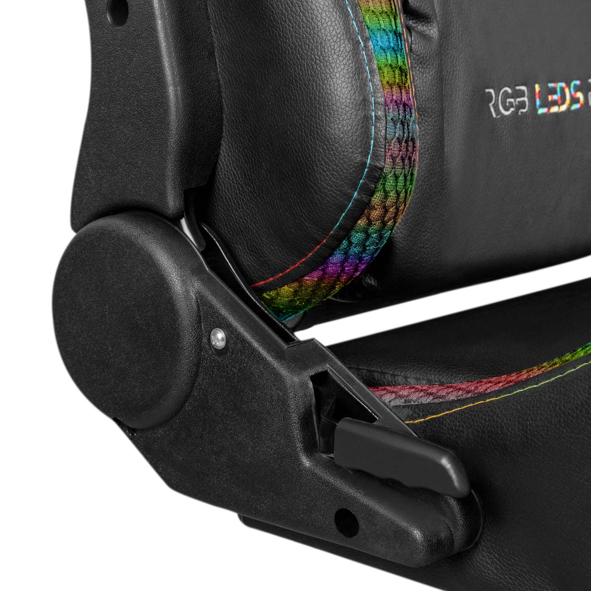 Detalle de silla gaming negra. Incluye brazo negro y costuras coloridas con LEDs RGB.