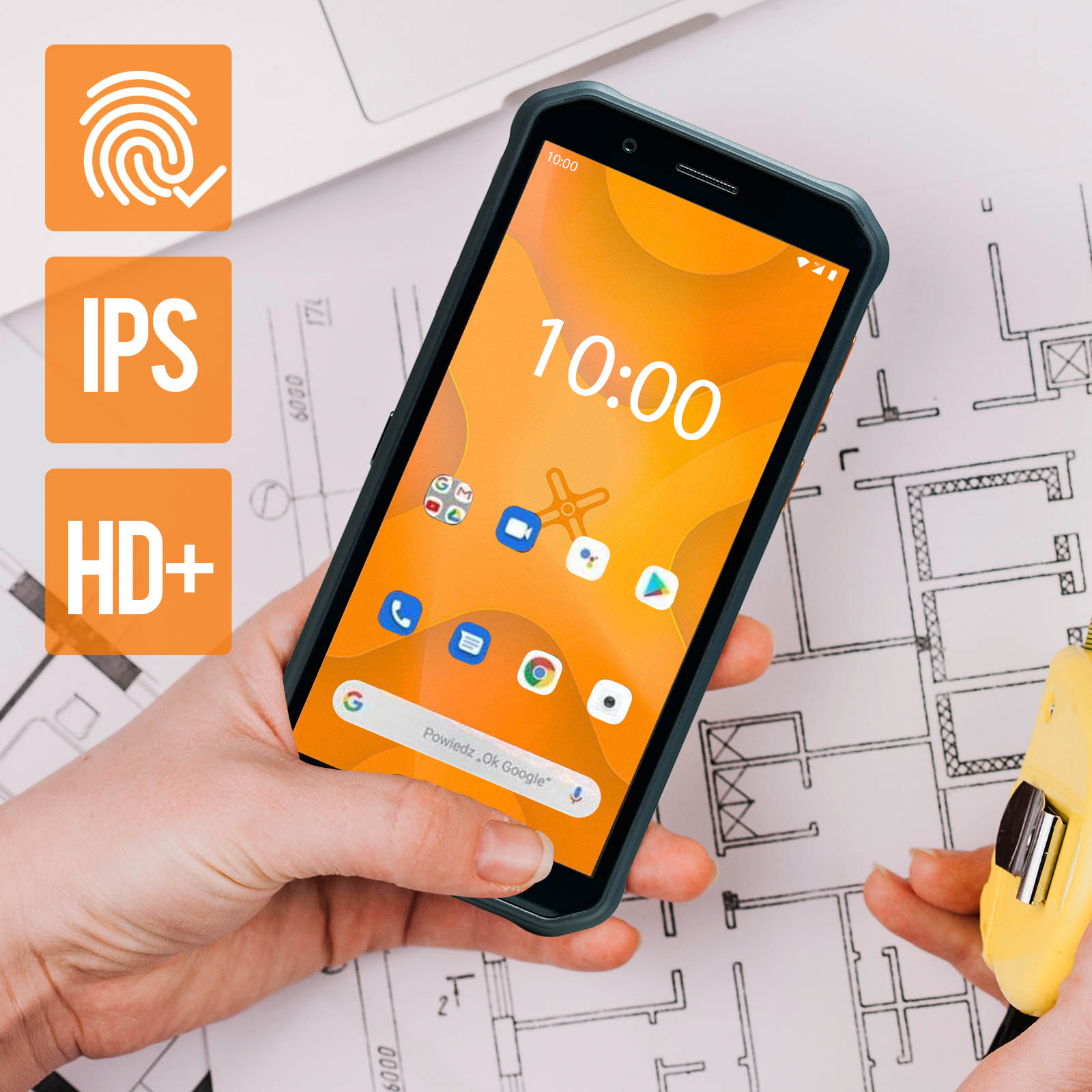 Eine Person hält ein Smartphone mit orangefarbenem Bildschirm neben Symbolen und einem Bauplan.