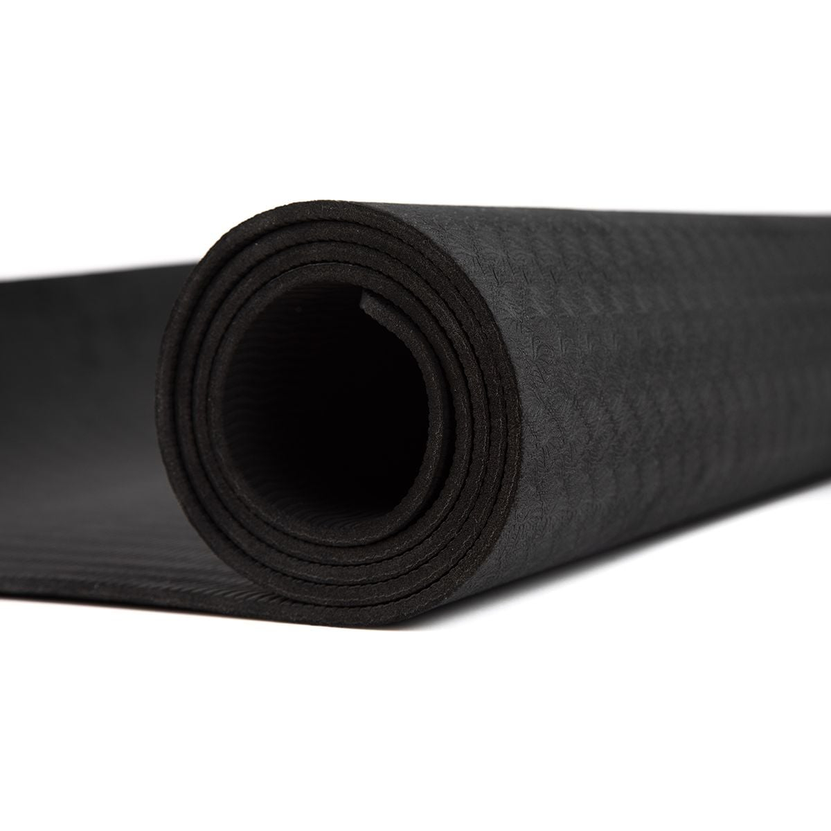 Schwarze Yogamatte aufgerollt auf weißem Hintergrund.