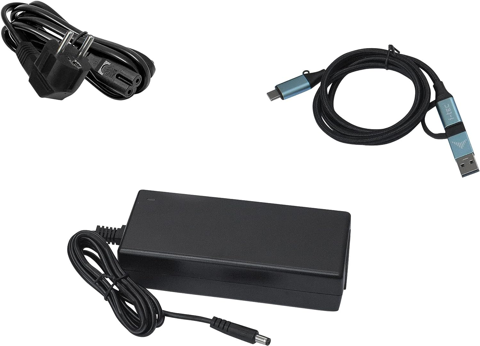 Un adaptador de corriente con un cable y dos cables de carga más. Fondo blanco.