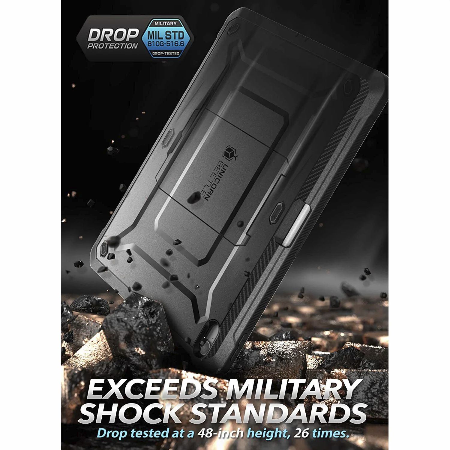 Una custodia nera per tablet, con la frase "EXCEEDS MILITARY SHOCK STANDARDS". La custodia è sulle rocce.