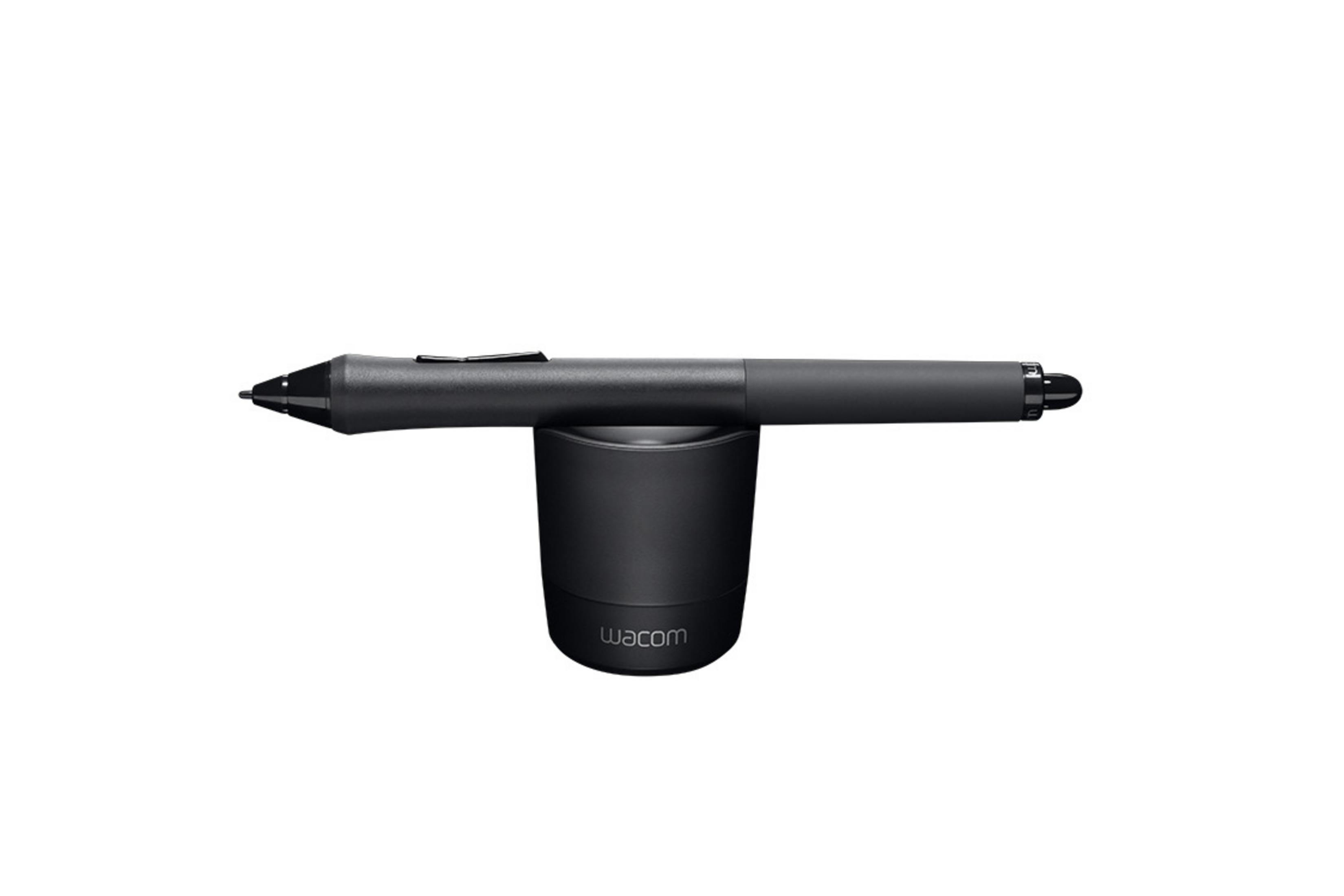 Una penna Wacom nera sul suo supporto. La penna è orizzontale, il supporto è verticale.