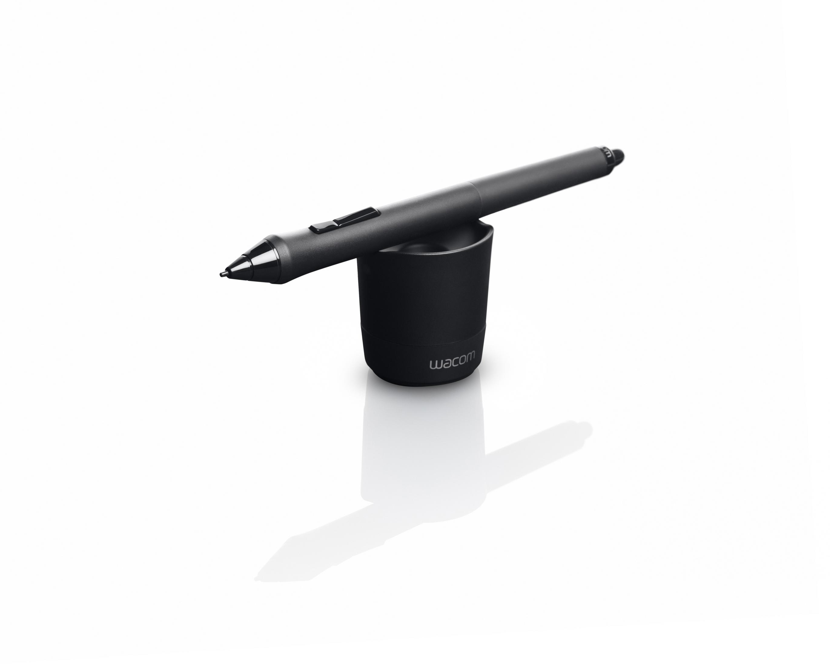 Una penna Wacom nera su un supporto nero, sfondo bianco.