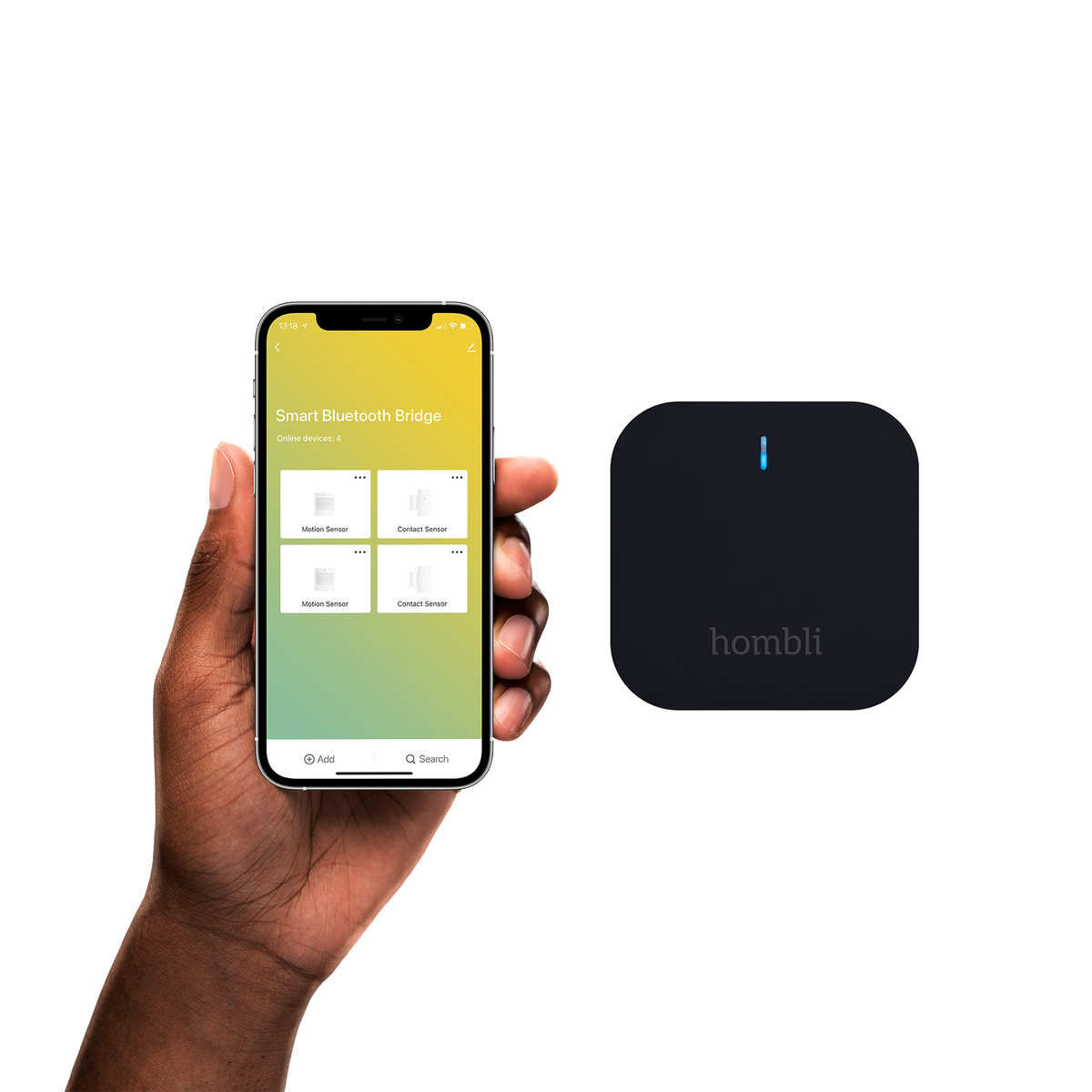 Mano che tiene uno smartphone, accanto c'è un bridge Bluetooth intelligente. Sfondo bianco.