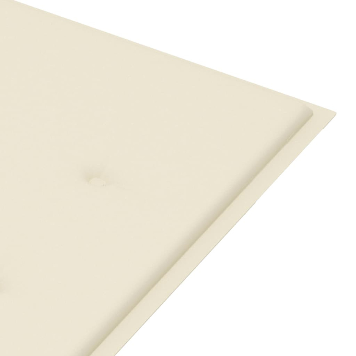 Nahaufnahme eines cremefarbenen Kissens mit Knopf. Hellbeige Farbe. Weißer Hintergrund.