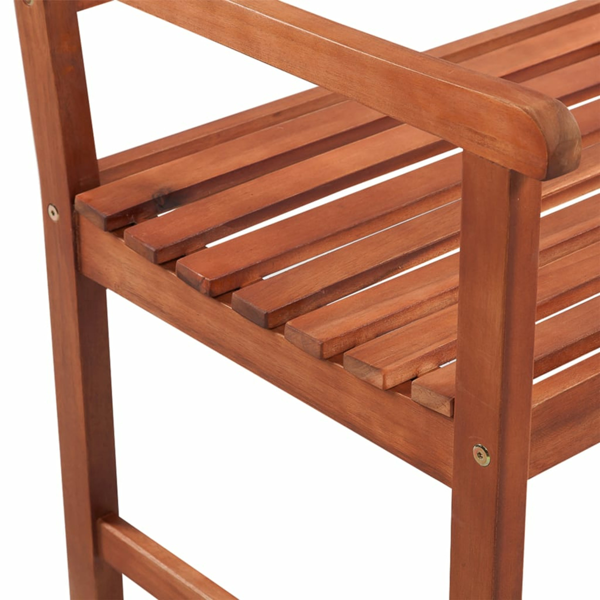 Detail der Holzbank, zeigt die Sitzfläche und Armlehnenkonstruktion.