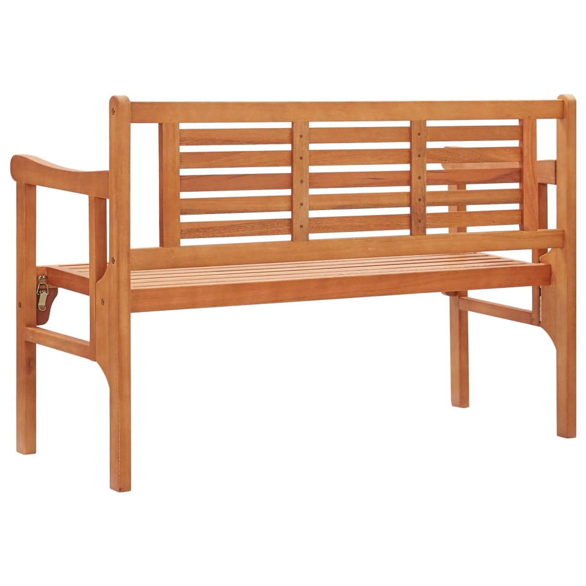 Gartenbank aus Holz mit horizontalen Lamellen, hellbraun, mit Armlehnen. Von vorne gesehen.