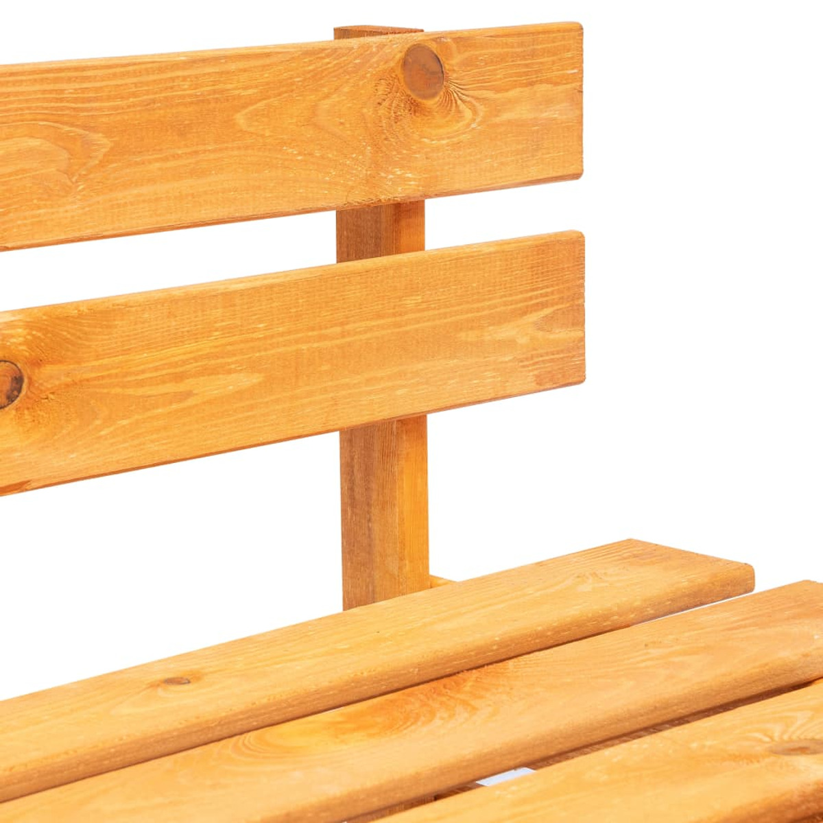 Nahaufnahme einer Holzbank-Rückenlehne. Das Holz hat eine natürliche, hellbraune Farbe.