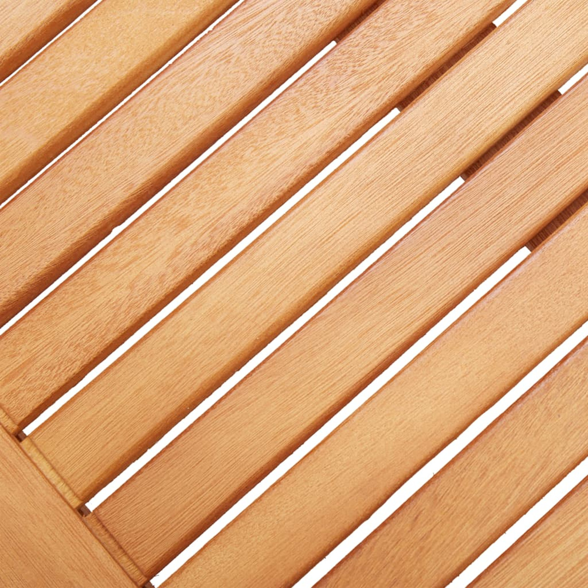 Nahaufnahme einer Holzoberfläche aus diagonalen Lamellen. Das Holz hat eine hellbraune Farbe.